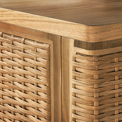 Mueble de televisión de mimbre con tapa de madera, que muestra intrincados detalles de tejido y una construcción robusta.