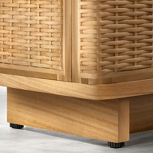 Banco de televisión de mimbre natural con base de madera, que muestra un tejido intrincado y una construcción robusta