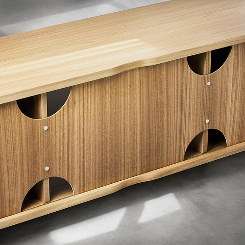 El moderno banco de televisión de madera con recortes curvos ofrece almacenamiento abierto y cerrado. Confeccionado con materiales naturales, diseñado para la funcionalidad y el estilo.