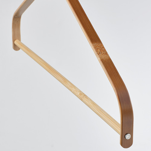 Elegante percha de bambú, suavemente curvada, con soporte de metal resistente, que muestra la veta de la madera natural.