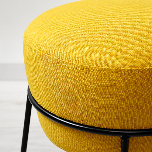 Taburete tapizado en amarillo brillante con patas de metal negro, que muestra un tejido de calidad y una construcción robusta.