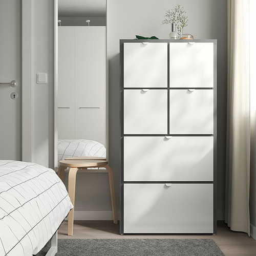 Almacenaje VISTHUS blanco de 6 cajones en dormitorio, junto a cama y armario.