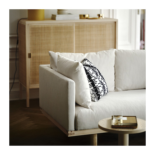 Sofá moderno STOCKHOLM 2025 con estructura de madera, 2 almohadas, en decoración.