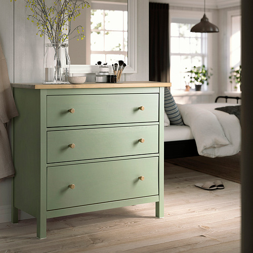 Cómoda de 3 cajones HEMNES verde en el dormitorio con elementos de decoración.