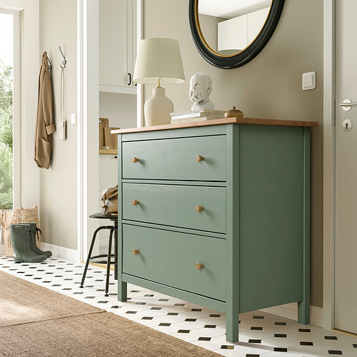 Cofre HEMNES verde con 3 cajones, lámpara, estatua de busto, taburete, ganchos.