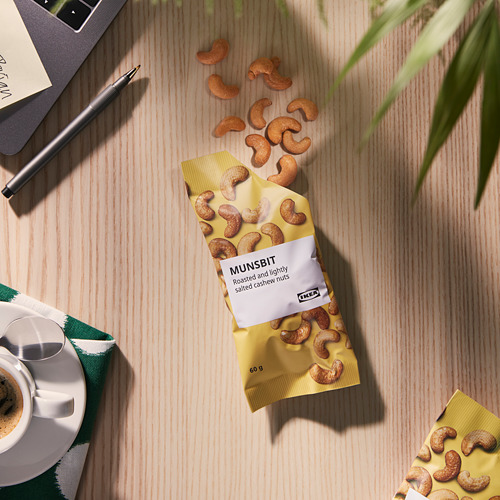 Bolsa de anacardos MUNSBIT de IKEA sobre el escritorio con café y cuaderno