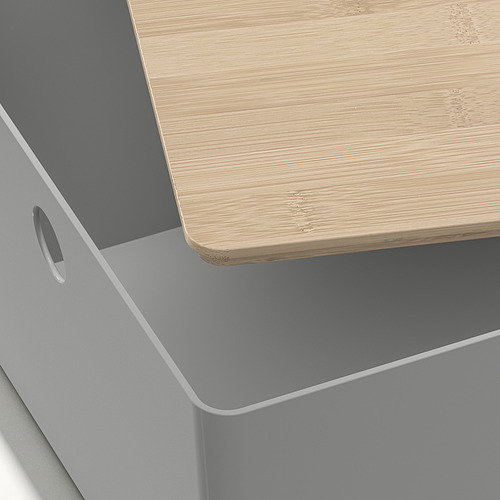 Caja de plástico gris con tapa de madera, acabado liso y asa redonda.
