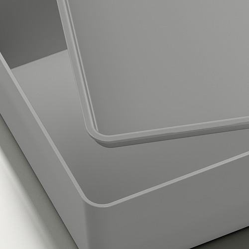 Caja de almacenamiento moderna y elegante con superficie lisa de color gris claro y bordes redondeados, perfecta para organizar los accesorios del escritorio.
