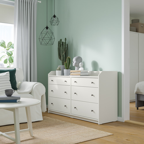 Cofre HAUGA con 6 cajones, lámpara, decoración, pared verde, sillón, ventana
