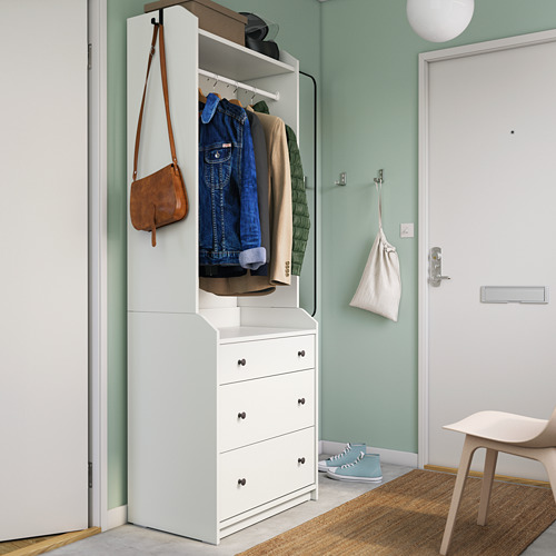 Armario HAUGA blanco moderno con ropa y bolso; Diseño elegante y minimalista.
