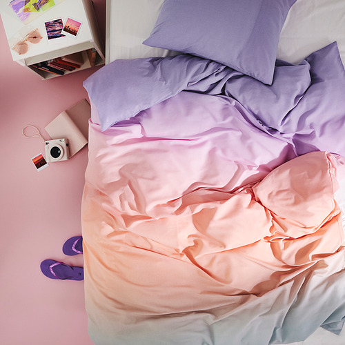 Cama con edredón FLÄDERBUSKE morado y rosa, poliéster/viscosa reciclada, arrugada, mesilla de noche, cámara, zapatos.
