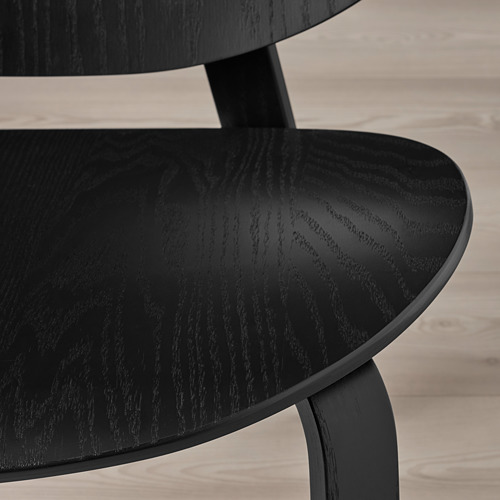 Silla moderna de madera negra, con un acabado suave, de líneas limpias y un diseño robusto.
