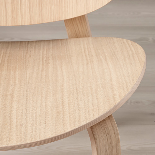 Silla de madera lisa y ligera con un diseño duradero y en capas; Garantiza comodidad y estilo.