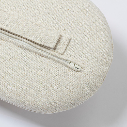 Primer plano de la cremallera del sillón SALNÖ. Tela tejida de color crema con tirador de cremallera suave y duradero.