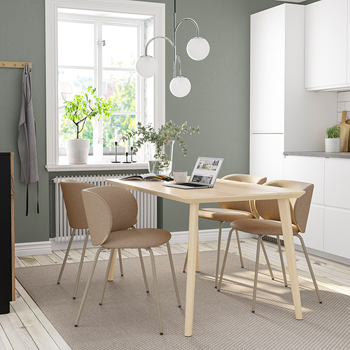 Juego de comedor LISABO: cenicero debajo de la ventana, ordenador portátil, 4 sillas beige, 3 lámparas colgantes, plantas.