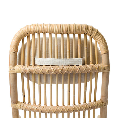 Un sillón de mimbre SALNÖ con cojines. Las sillas de ratán natural proporcionan un soporte resistente, mientras que el cojín añade comodidad. Apto para uso en interiores.