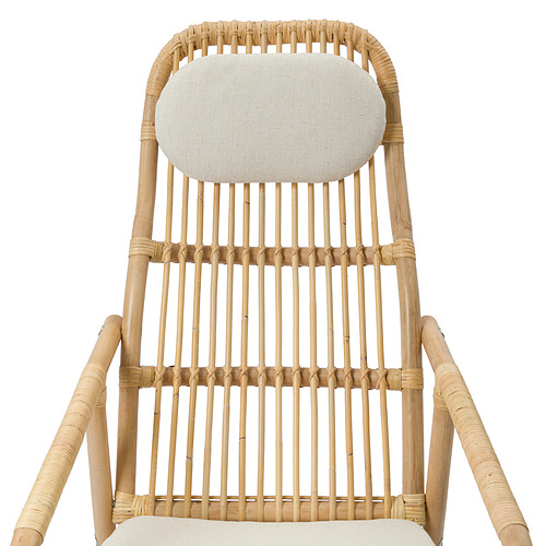 Sillón de ratán con mullidos cojines. Asientos y respaldos cómodos, tejidos para mayor transpirabilidad.