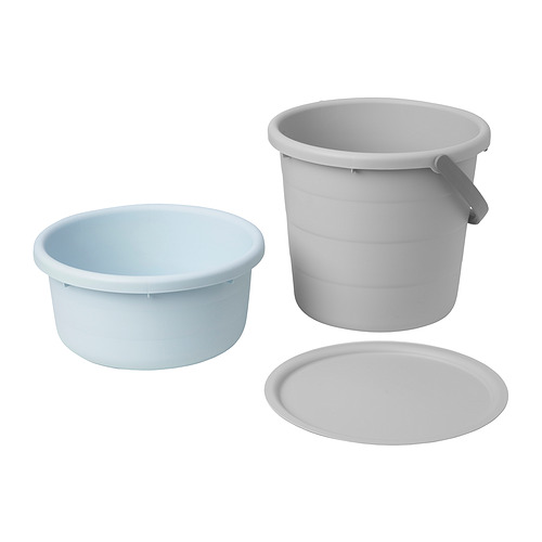 Tres cubos de plástico: dos de color azul claro, uno gris, redondos con asas.