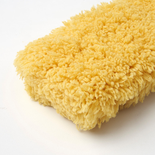 Un primer plano de un recambio de plumero de microfibra PEPPRIG amarillo y suave, que muestra su superficie densa y texturizada, ideal para quitar el polvo.