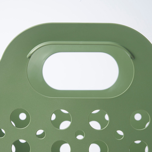 Cesta de plástico verde para la ropa sucia con asa grande y recortes circulares.