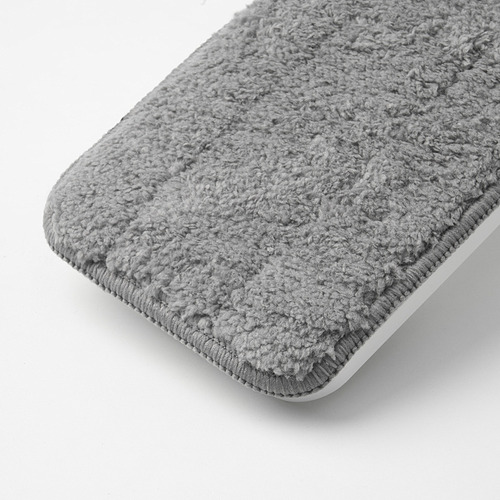 Primer plano de una almohadilla de microfibra gruesa y texturizada, ideal para limpiar, unida a un cabezal de fregona plano.