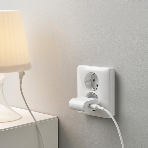 Toma de pared con cargador usb SMÅHAGEL y cable sittbrunn que alimenta una lámpara.