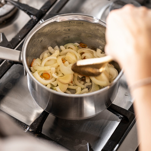 Cocinar cebollas con tapa colada.