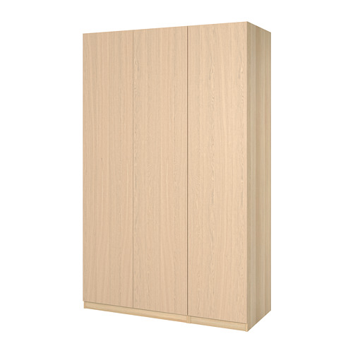 Un armario de madera de color claro llamado PAX. Tiene un diseño simple y rectangular y tres puertas de pantalla plana.