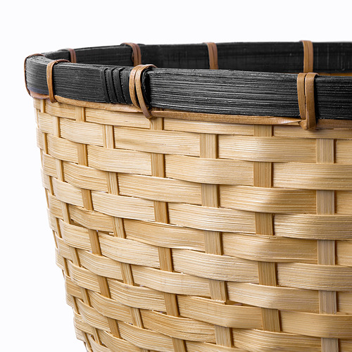Cesta de bambú tejida a mano con intrincado trenzado y detalle de asa resistente. Mostrando una fina artesanía y belleza natural.