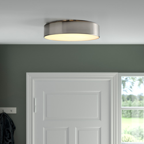 Lámpara de techo que emite una luz suave, diseño moderno de metal cepillado, adecuada para pasillos y cocinas.