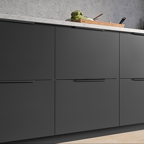 Modernos armarios de cocina grises con elegantes tiradores BILLSBRO, diseño minimalista.