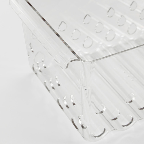 Cesta de almacenamiento de plástico transparente con orificios de ventilación y asas integradas.