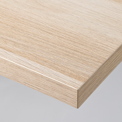 Primer plano de tablero de madera de color beige claro con un diseño de borde cuidado, acabado suave y patrón de grano fino.
