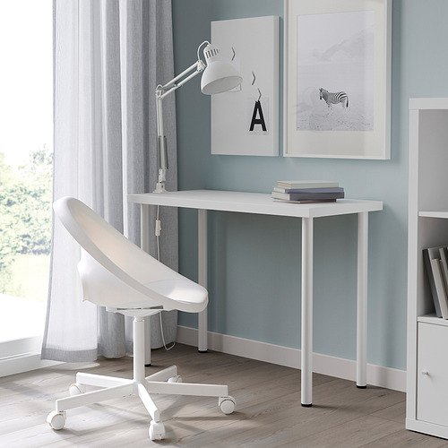 Oficina en casa moderna: escritorio LINNMON, silla, lámpara. Decoración azul verdosa.