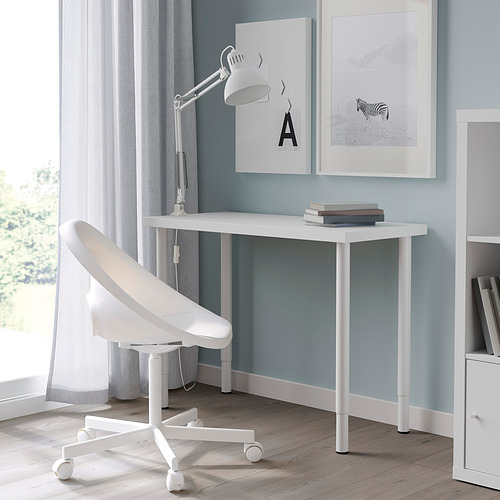 Escritorio LINNMON blanco, ajustable, amigable con el espacio pequeño. Combinado con una silla rodante, bajo un gran ventanal, eficiente y minimalista.