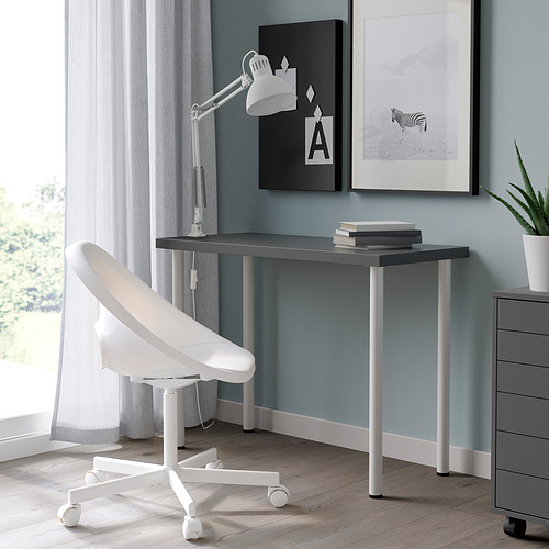 Moderna oficina en casa con escritorio LINNMON, silla ergonómica y lámpara de escritorio.