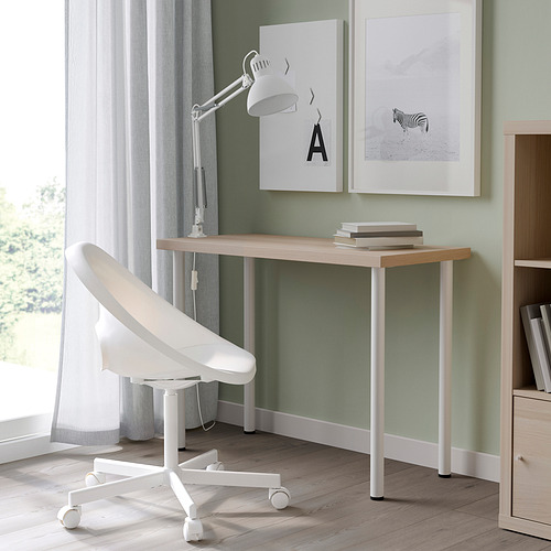 Escritorio minimalista, silla, arte de pared verde.