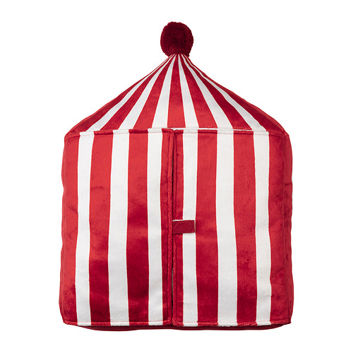 Una almohada con temática circense de BUSENKEL. Es de rayas rojas y blancas, en forma de cono con un top de pompón, confeccionado en poliéster, y un detalle de cremallera.