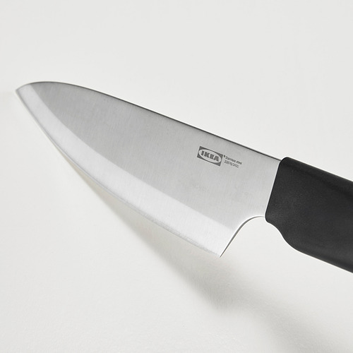 Primer plano de cuchillo ikea de alta calidad, hoja de acero inoxidable pulido, mango negro.