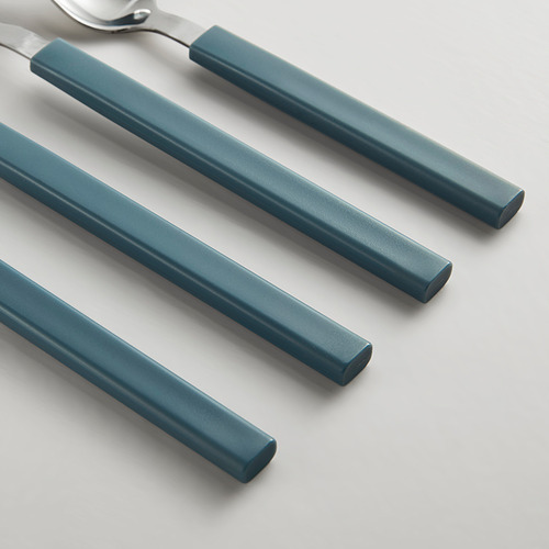 Juego de cubiertos moderno: tenedor, cuchillo, cucharas con mango azul, hojas de acero inoxidable.