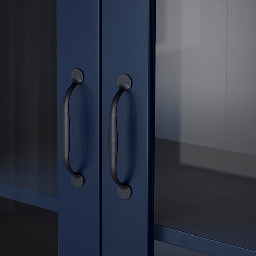 Gabinete azul oscuro con manijas elegantes y curvas; Diseño robusto y moderno.