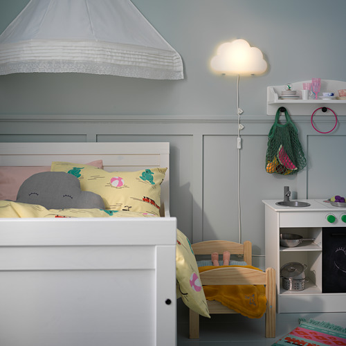 Habitación para niños con lámpara de nube blanca UPPLYST, luz suave, cocina de juguete de madera, ropa de cama colorida, paredes grises.