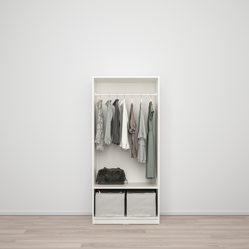 Un armario KLEPPSTAD organiza la ropa con estantes y espacio para colgar. Se muestra con varias prendas y compartimentos de almacenamiento.