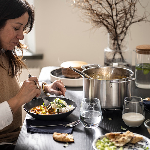 Mujer sirviendo arroz.