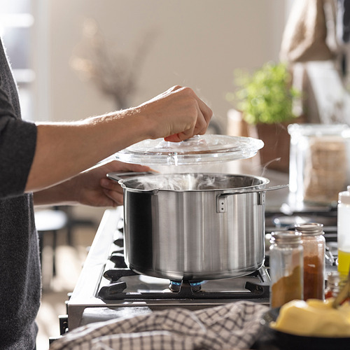 El cocinero levanta la tapa y libera vapor.