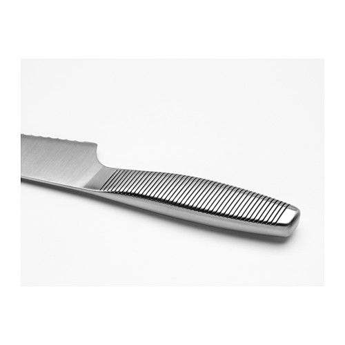 Cuchillo dentado de acero inoxidable con mango ranurado para un agarre seguro, sobre una superficie lisa.
