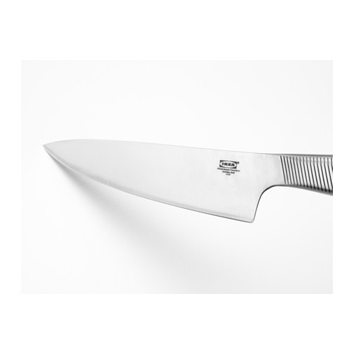 Cuchillo ikea de ángulo agudo, hoja de acero inoxidable con ranuras para agarre, que descansa sobre un fondo blanco liso.