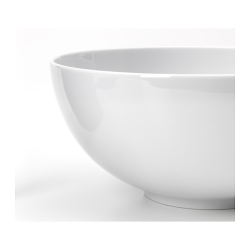 Primer plano de un elegante cuenco de porcelana blanca sobre un fondo blanco liso, que muestra su acabado liso y su diseño sencillo y elegante.