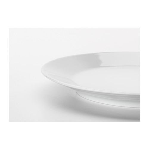 Primer plano del elegante borde de la placa de porcelana blanca de IKEA 365+, el acabado liso refleja la luz, mostrando durabilidad y elegante simplicidad.