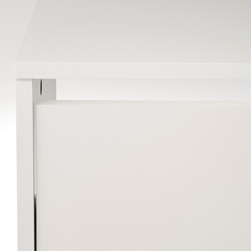Zapatero blanco moderno con un diseño elegante, que enfatiza las líneas limpias y la estética minimalista.